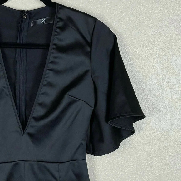 Missguided Romper Women's Sz 2 Shorts Deep V-Neck Flutter Sleeve Satin Black - Picture 4 of 11